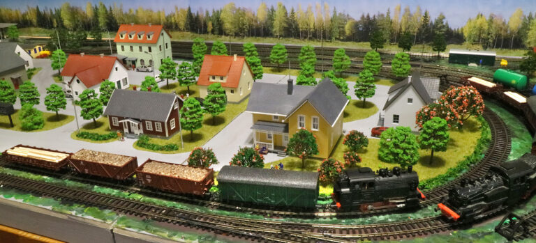 Simple HO scale layout featuring a loop of track through a small town scene.